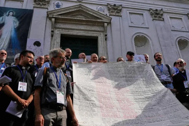 V Ríme sa zišlo približne 150 duchovných