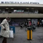 Vo vlaku kadečo striedavo nefungovalo, cestujúci boli bezradní