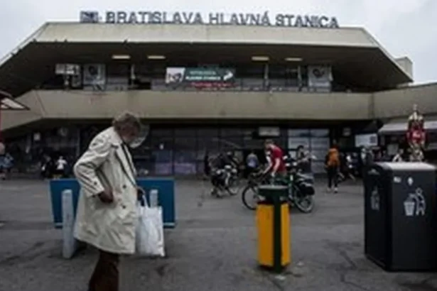 Vo vlaku kadečo striedavo nefungovalo, cestujúci boli bezradní