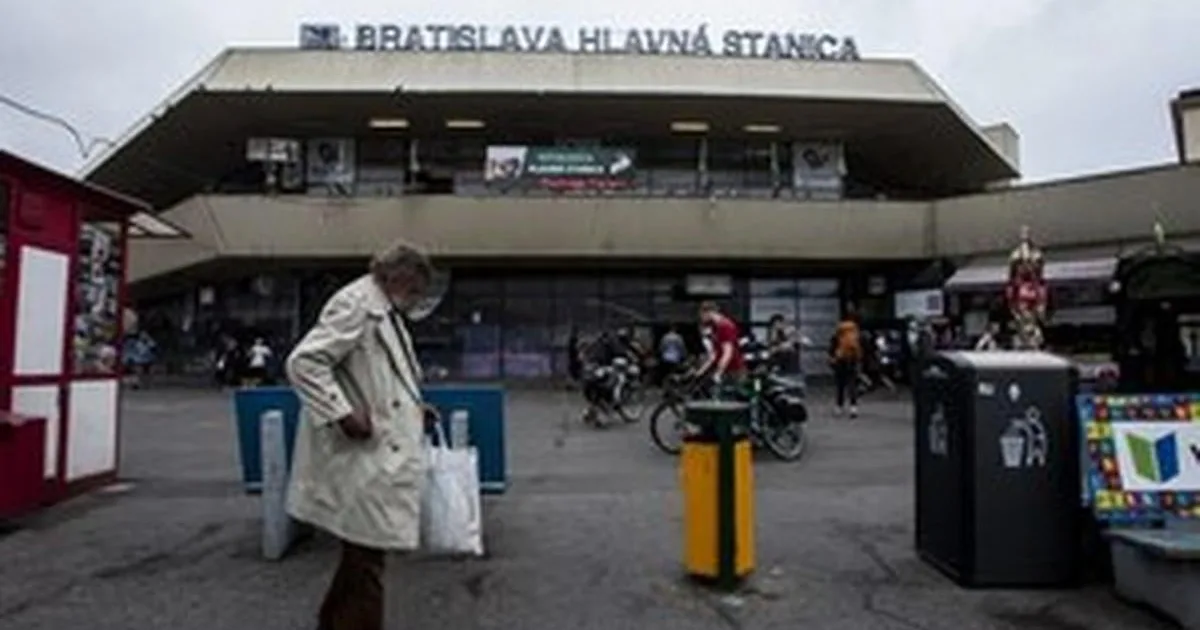 Vo vlaku kadečo striedavo nefungovalo, cestujúci boli bezradní