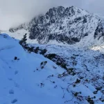Vo vysokých polohách Tatier je do 30 cm snehu, trvá lavínové nebezpečenstvo