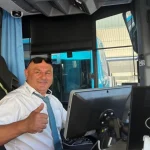 Vodič pred jazdou fúka, inak autobus nenaštartuje. Dobíjajú ho v noci, prejde 300 km