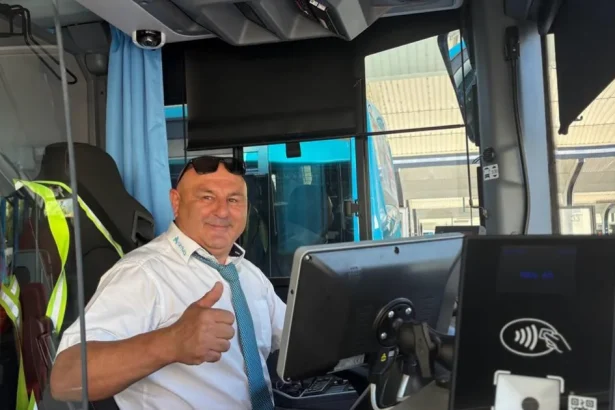 Vodič pred jazdou fúka, inak autobus nenaštartuje. Dobíjajú ho v noci, prejde 300 km