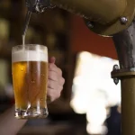 Výčapy bojujú o prežitie, mladí zostávajú doma a pivo si čapujú sami