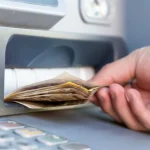 Z bankomatu vybral peniaze bez oprávnenia desaťkrát. Polícia začala trestné stíhanie