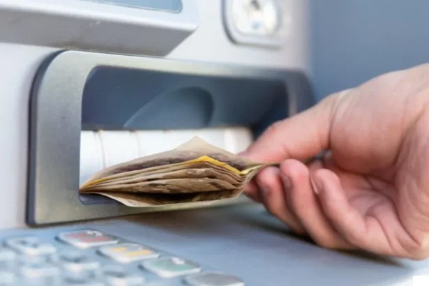 Z bankomatu vybral peniaze bez oprávnenia desaťkrát. Polícia začala trestné stíhanie