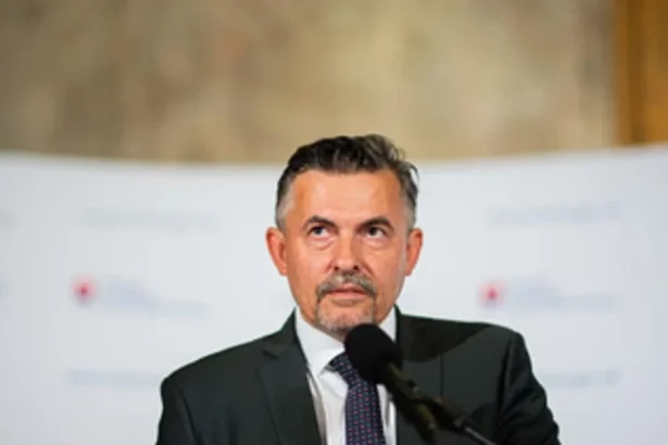 Zákon napísali tak, aby sa Machala dostal do Rady STVR. Teraz by bol problém ho odvolať