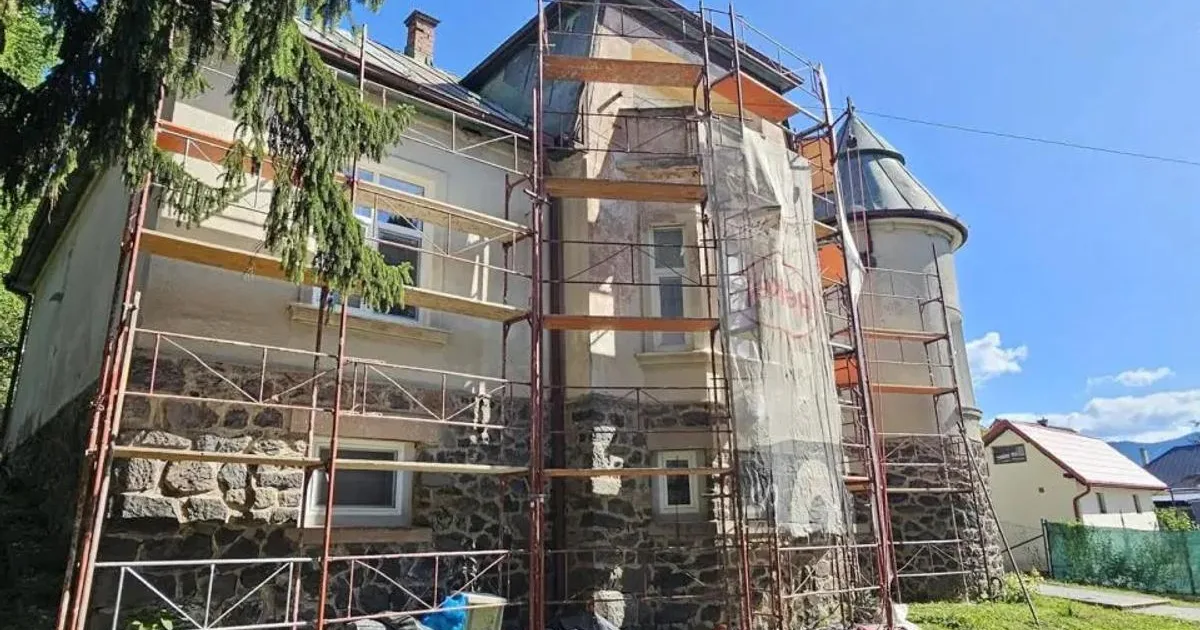 Zámoček Klubu dôchodcov v Handlovej opravujú, práce majú byť hotové do konca októbra