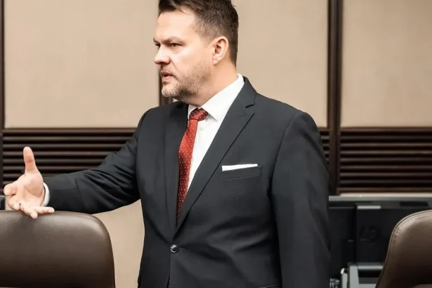 Zrušenie dvoch ministerstiev môže priniesť miliónové úspory