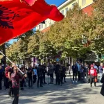 Albánsko: protesty prerastajú do násilia a študentskej revolty