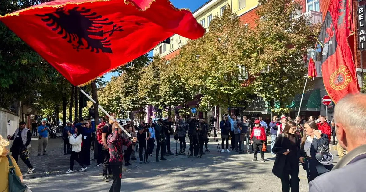 Albánsko: protesty prerastajú do násilia a študentskej revolty
