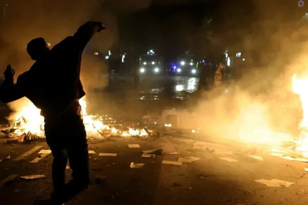 Autá a budovy horia aj v Albánsku. Polícia dostáva za potlačenie protestov odmeny