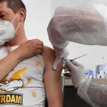 Česko zaočkovalo novou vakcínou proti COVID-19 už dvadsaťtisíc ľudí, Slovensko len začína