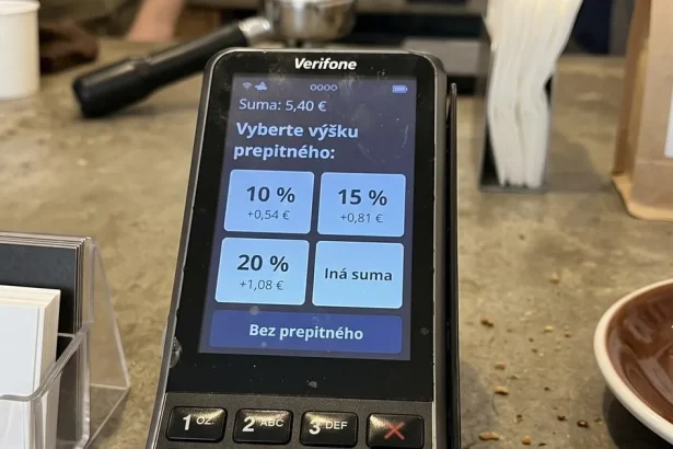 Chceš tringelt za to, že mi podáš 4-eurové pivo? Americký zvyk už dobýja Slovensko