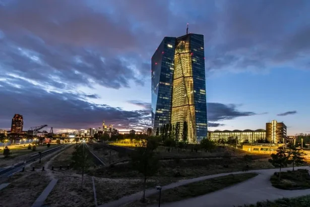 Deficit Francúzska otriasol trhmi. Nervozita môže zasiahnuť aj Slovensko