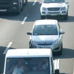 Dopravné kolóny na diaľnici D2 sa tiahnu a naberajú kilometrovy rozmer