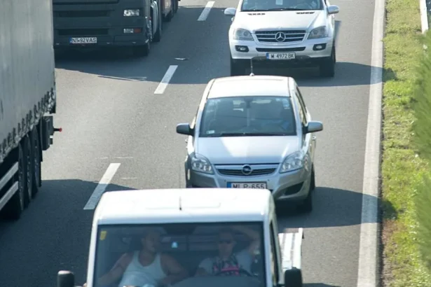 Dopravné kolóny na diaľnici D2 sa tiahnu a naberajú kilometrovy rozmer