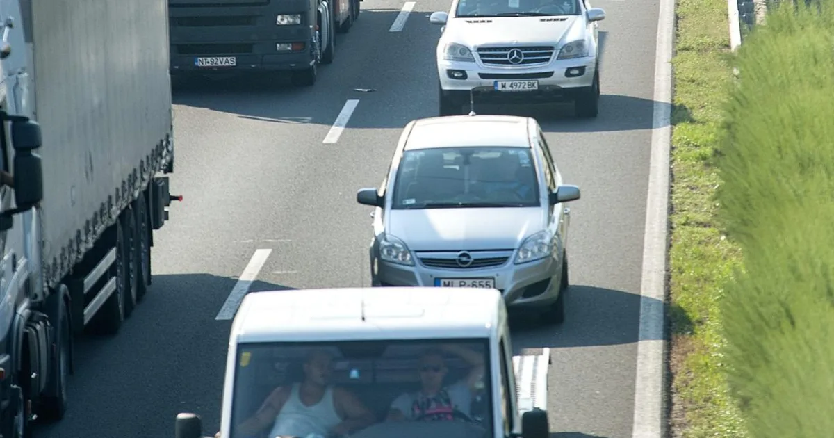 Dopravné kolóny na diaľnici D2 sa tiahnu a naberajú kilometrovy rozmer