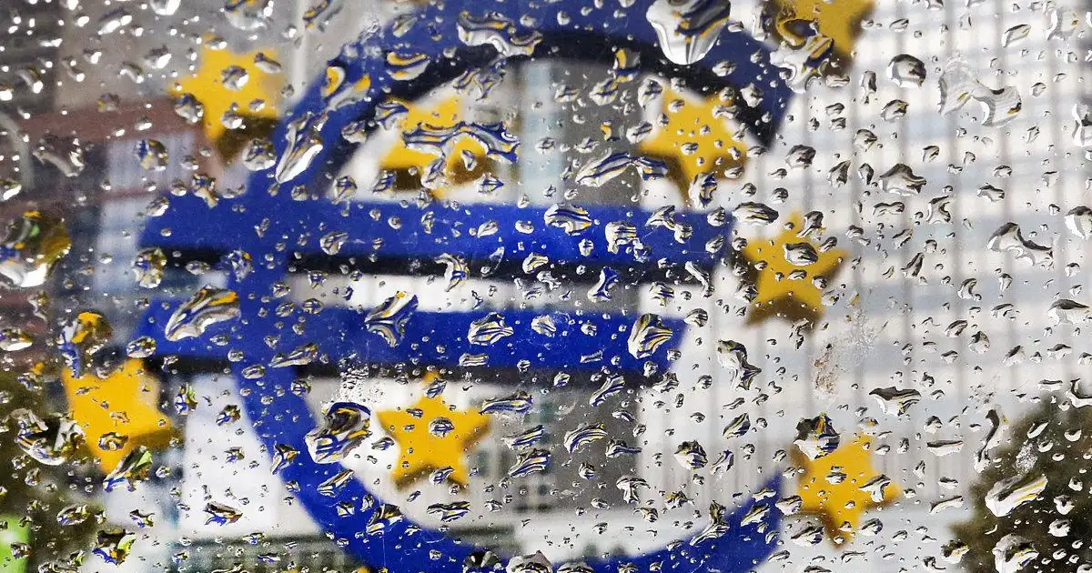 Euro na 17-mesačnom minime, obavy z francúzskeho dlhu a neistoty v Španielsku