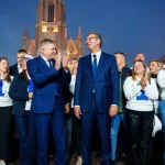 Fico na mítingu v Novom Sade hovoril po srbsky, s Vučičom sa objímal