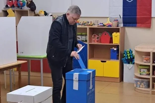 Fico opäť hlasoval v Karlovej Vsi, komisii sa neohlásil