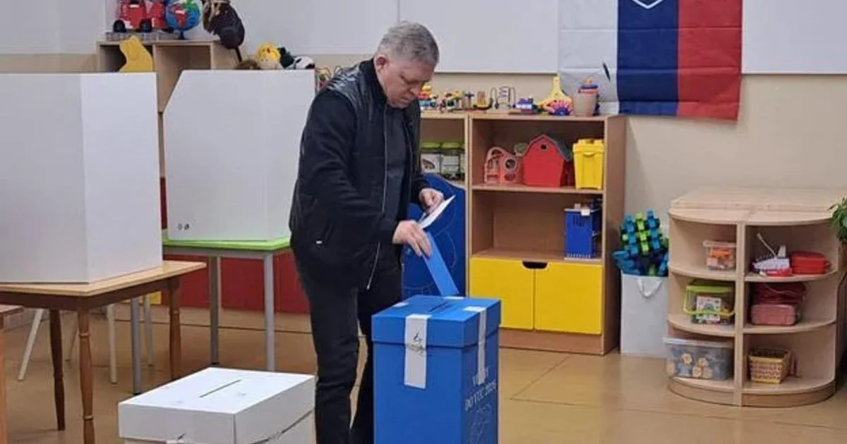 Fico opäť hlasoval v Karlovej Vsi, komisii sa neohlásil