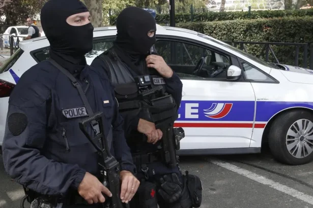 Francúzske mestá zaviedli nočný zákaz vychádzania, platí aj v častiach Paríža