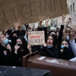 Francúzsko: Protesty študentov eskalujú, horia kontajnery aj školy