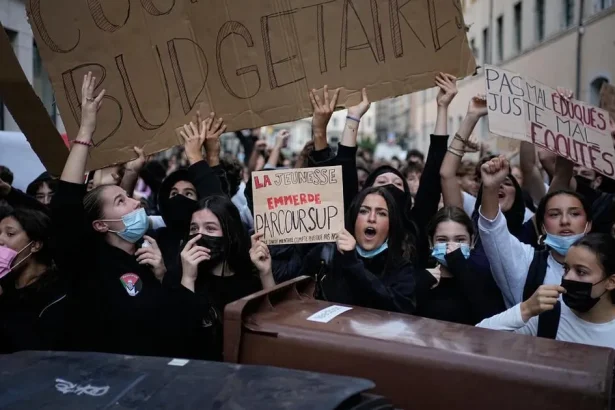 Francúzsko: Protesty študentov eskalujú, horia kontajnery aj školy