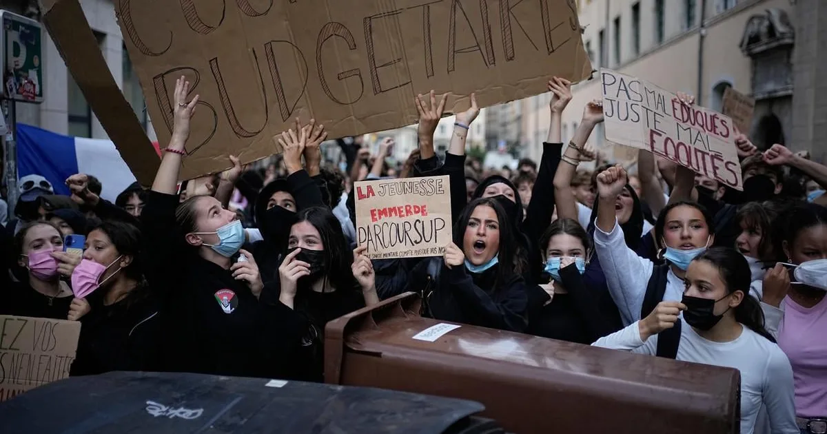 Francúzsko: Protesty študentov eskalujú, horia kontajnery aj školy