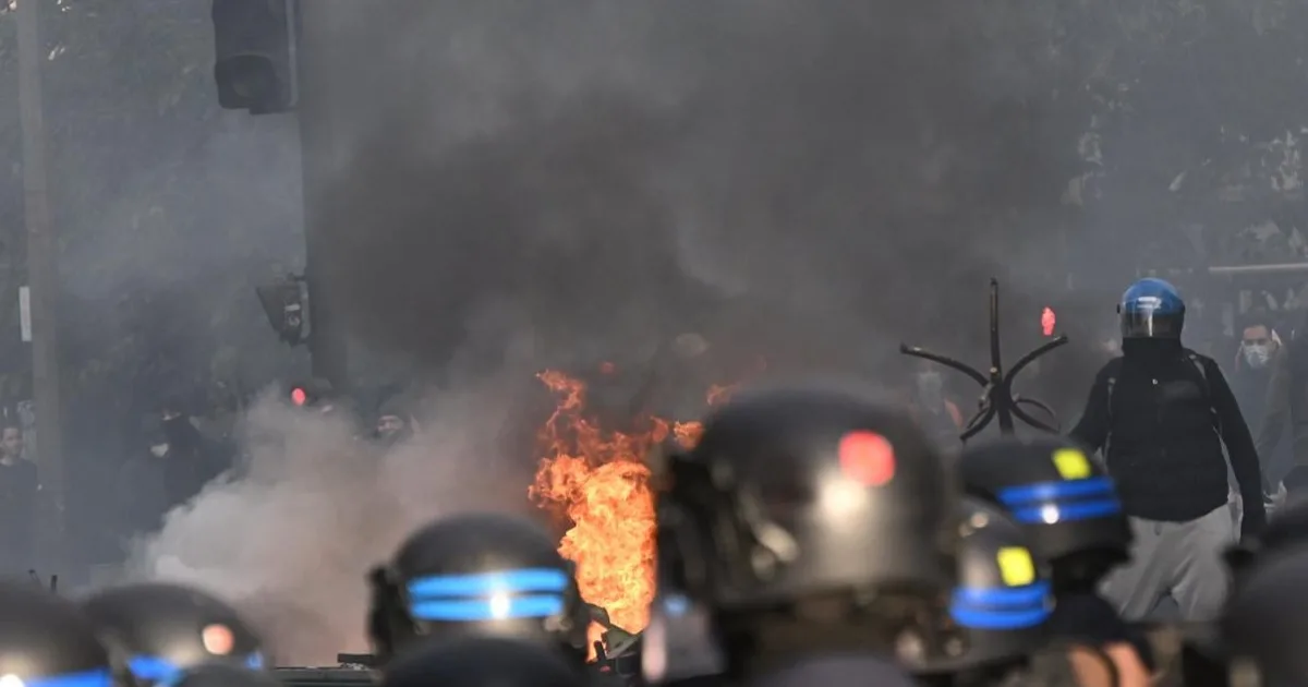 Francúzsko zasiahli protesty, násilnosti a zrážky s políciou