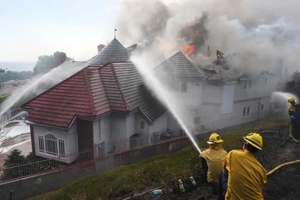 Hasiči v južnej Kalifornii pokračujú v boji s požiarom