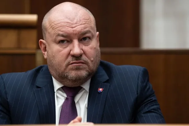 Huliakovci a poslanci: Nová politická skupina okolo ministra