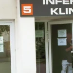 Infekční a v meste na fuškách. Z kliniky na reverz, karanténu ignorovali