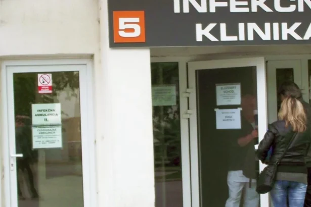 Infekční a v meste na fuškách. Z kliniky na reverz, karanténu ignorovali