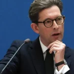 Irán rozširuje svoje útoky v Británii aj na vojenské ciele, uviedol šéf MI5