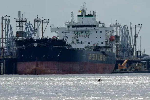 Irán zaútočil na ropný tanker v Hormuzskom prielive.