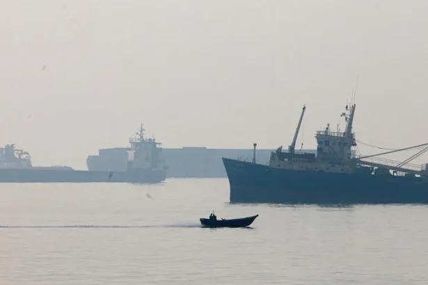 Iránske sily zaútočili na ropný tanker v Hormuzskom prielive