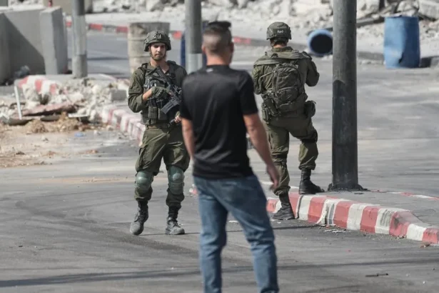 Izrael na deň volieb zatvorí pozemné priechody so Západným brehom