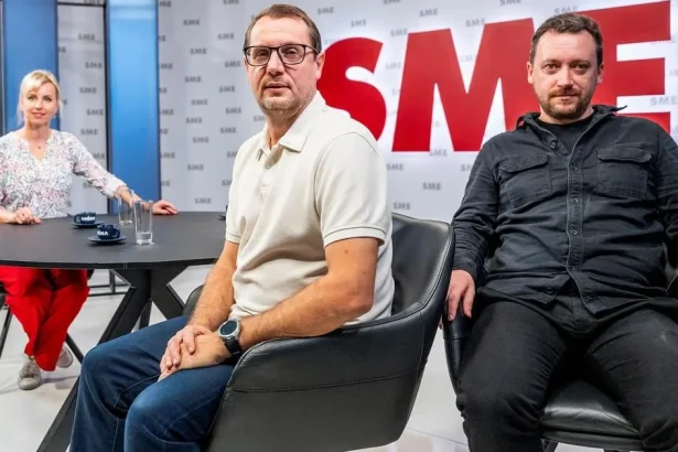Komentátori: Fico sa zahanbil u kamaráta v Srbsku, opozícii stačila hanba doma