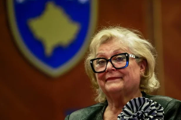Kosovský parlament zvolil prezidentku a vyhol sa rozpusteniu