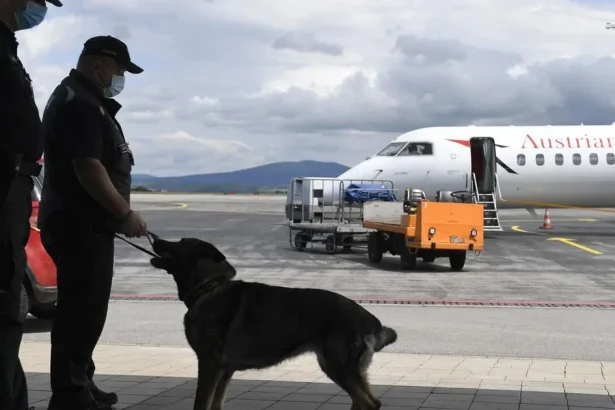 Lietadlo rakúskych aerolínií núdzovo pristálo pre bombovú hrozbu