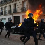 Macron neprijal rezignáciu ministra vnútra po protestoch s násilnosťami