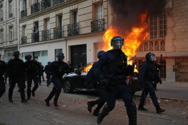 Macron neprijal rezignáciu ministra vnútra po protestoch s násilnosťami