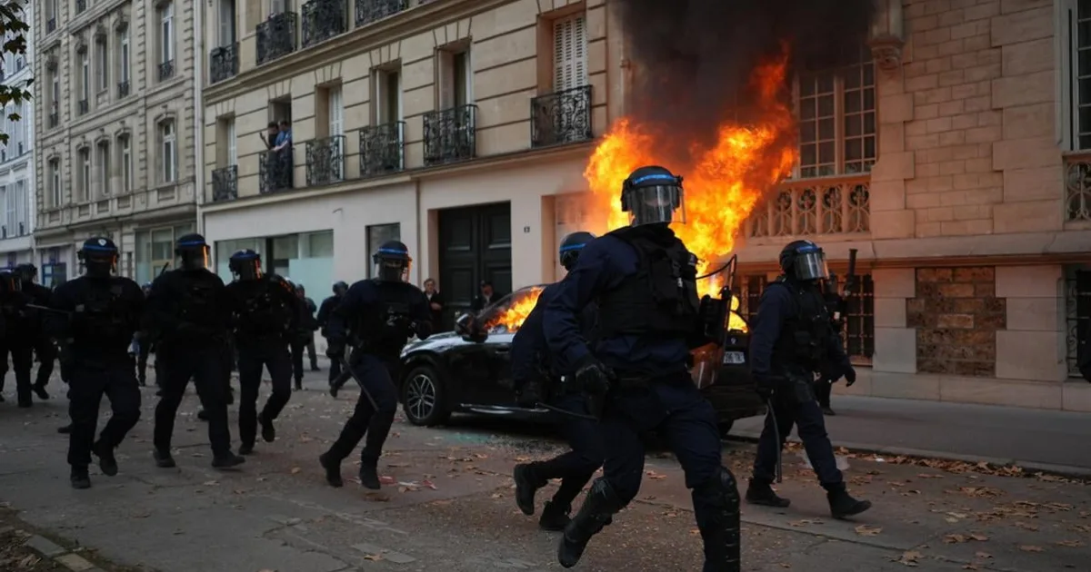 Macron neprijal rezignáciu ministra vnútra po protestoch s násilnosťami