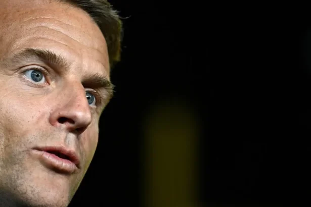 Macronova popularita klesla na najnižšiu úroveň