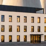 Milionová investícia pri atómke. Nová budova vyrastie priamo pod chladiacimi vežami