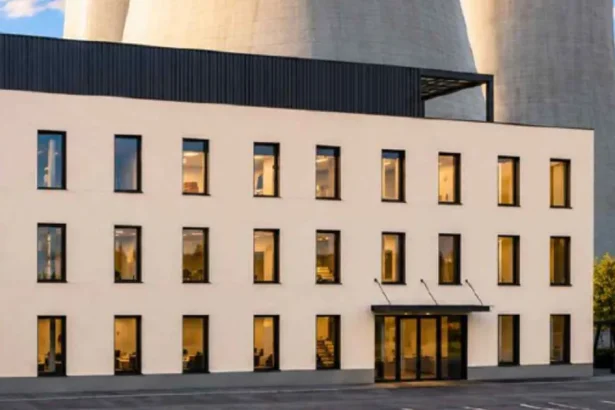 Milionová investícia pri atómke. Nová budova vyrastie priamo pod chladiacimi vežami