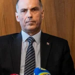 Muž, ktorý napadol personál v nemocnici, čelí obvineniu
