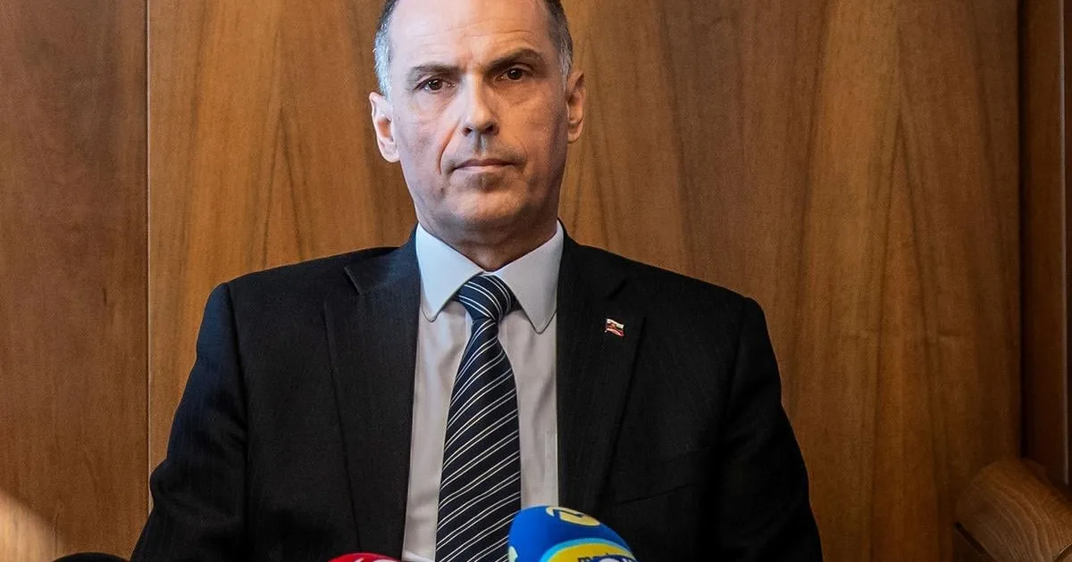 Muž, ktorý napadol personál v nemocnici, čelí obvineniu
